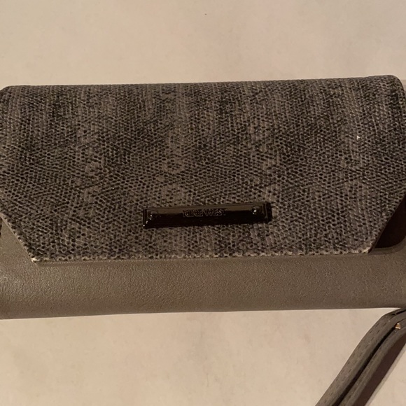 Grey Nine West wristlet - Picture 5 of 6